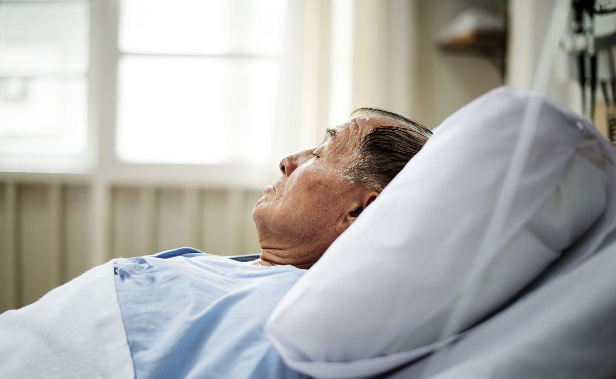 梦见老人快要死了老人将逝世_梦见老人生病快要死了
