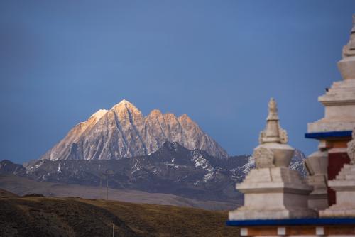 何姓女孩起名有寓意字能影响家庭教育观念的发展(何姓