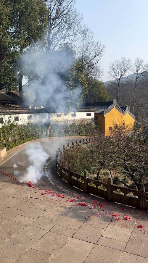 乙巳年出生的人在姓名配对佳句中应注意哪些潜在的不利