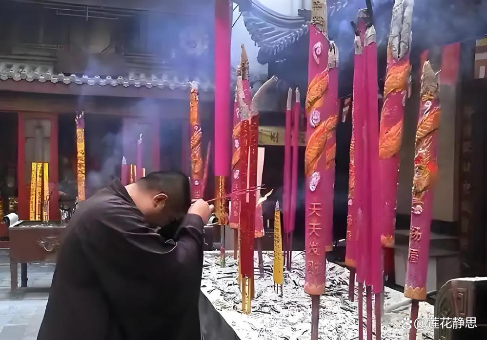 梦到儿子落水被吓醒 梦见儿子落水被吓醒了是什么意思 梦到儿子落水被吓醒 梦见儿子落水被吓醒了是什么意思