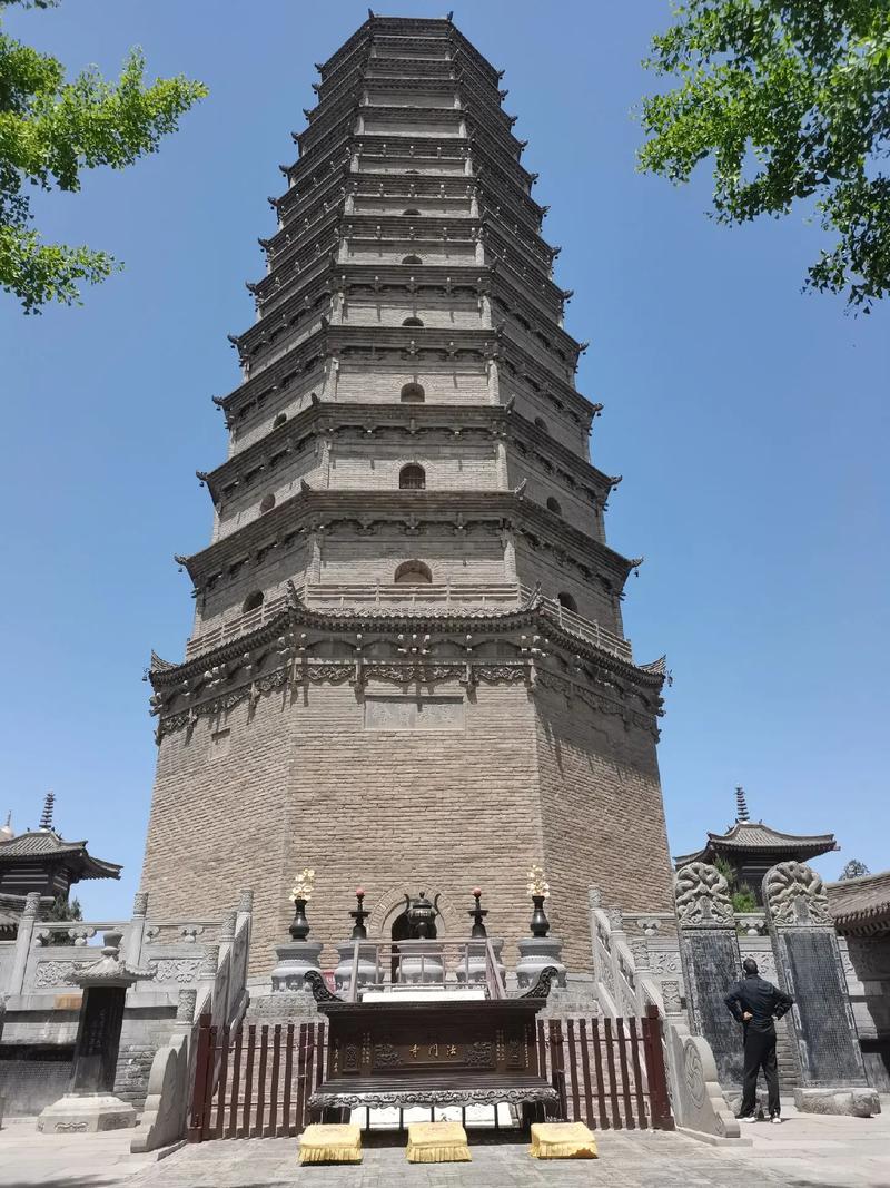 订婚和结婚戒指戴哪个手指 订婚和结婚戒指戴哪个手指