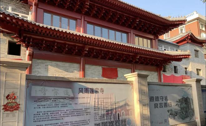 特斯拉人形机器人演示时翻车 摔倒前突然做出慌忙摘头